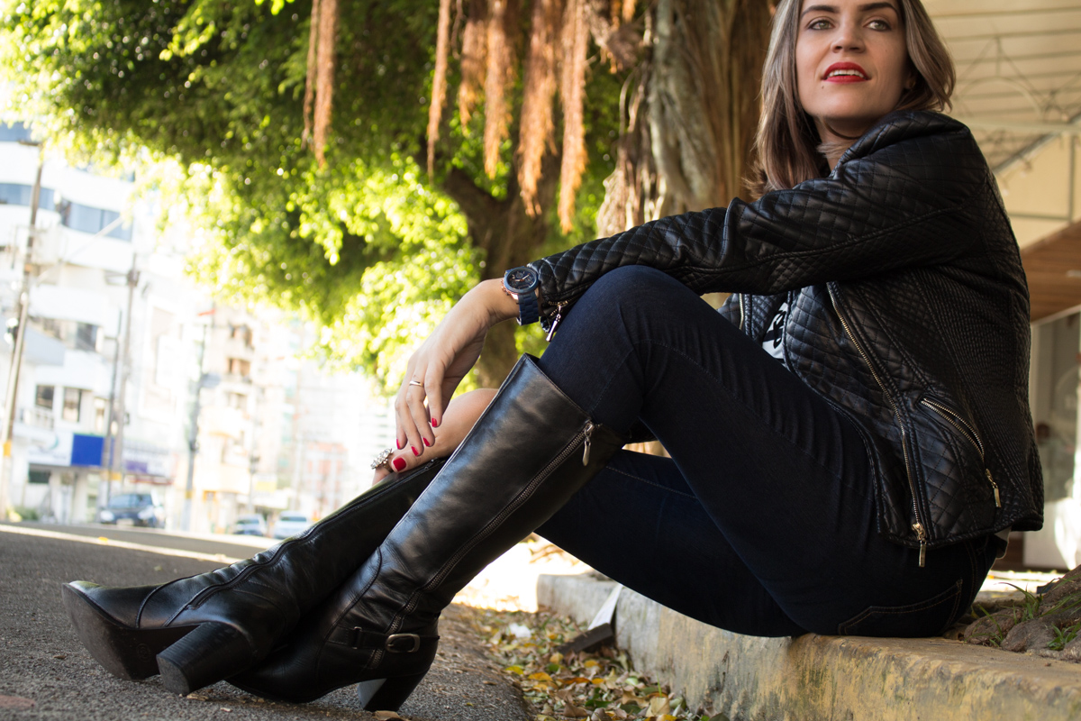 Look Jaqueta e bota de couro black