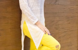 Look calça jeans destroyed amarela
