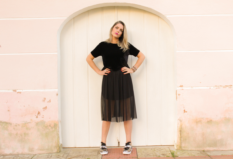 Look do dia saia de tule e blusa de veludo