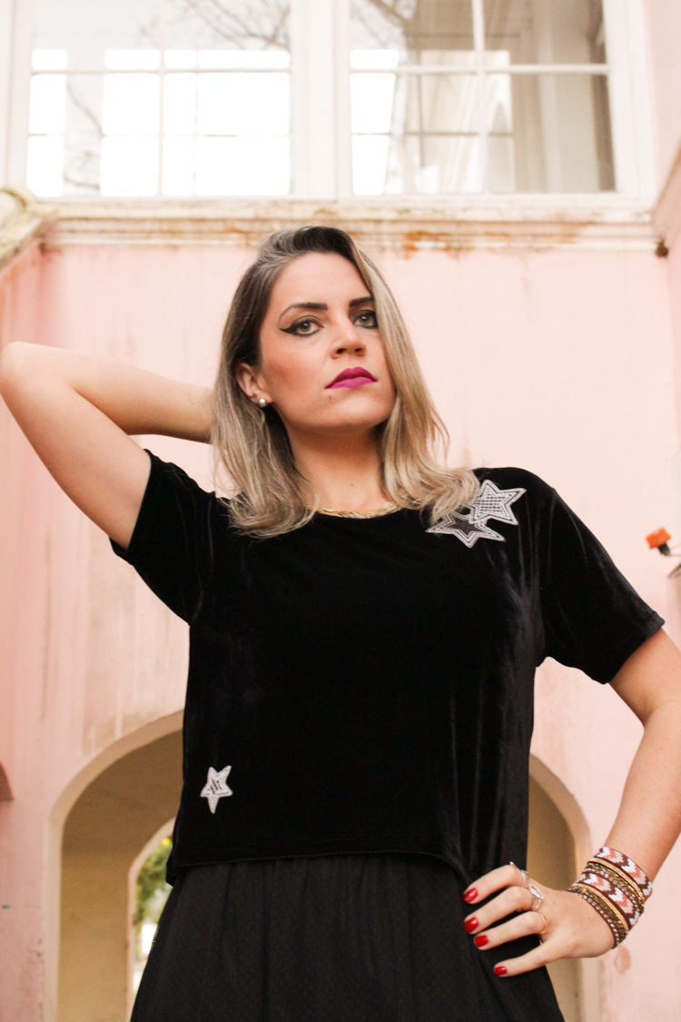 Look do dia saia de tule e blusa de veludo