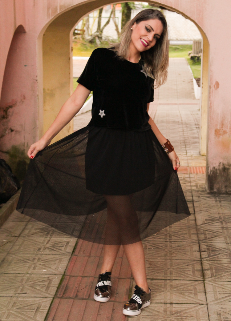 Look do dia saia de tule e blusa de veludo